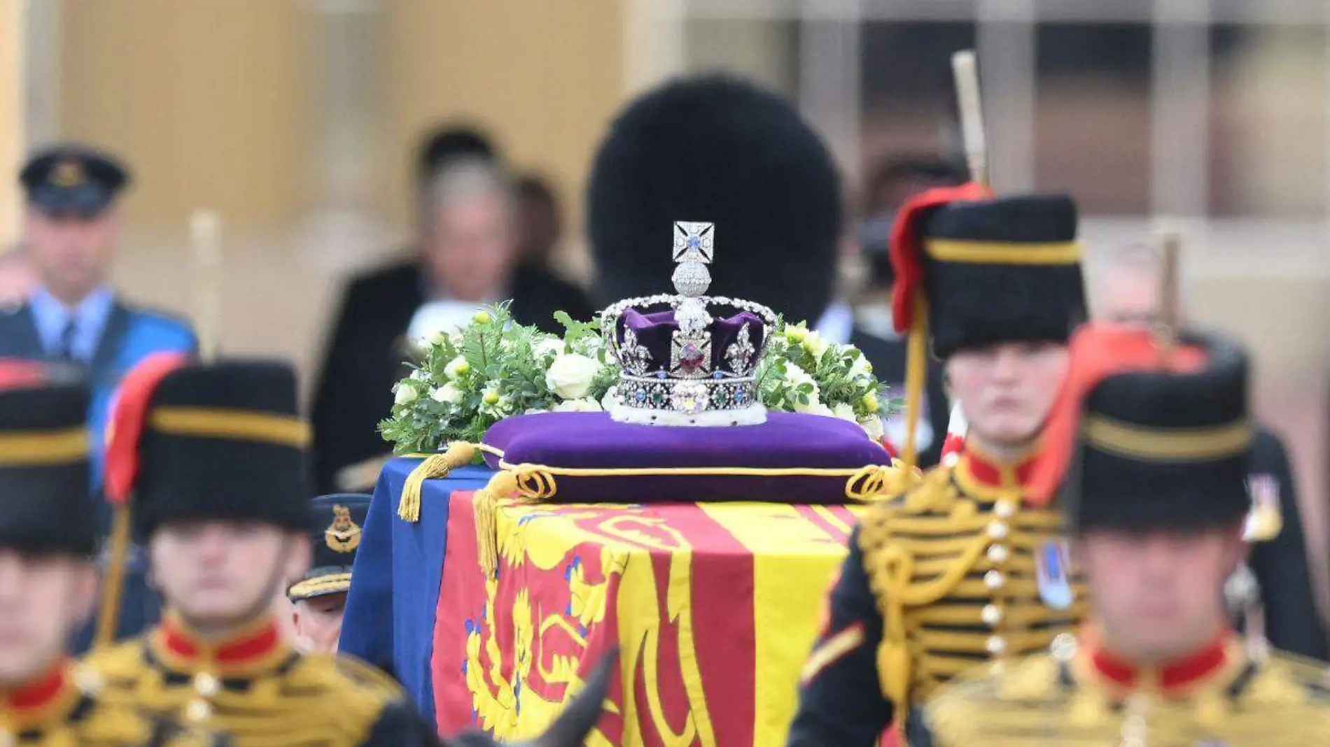 Féretro de la reina Isabel II parte en procesión del palacio de Buckingham al de Westminster 